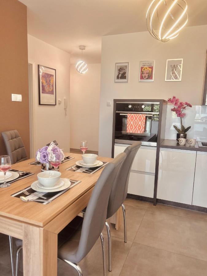 Downtownapartments Andy Air-Conditioned, Underground Parking Available 热舒夫 外观 照片